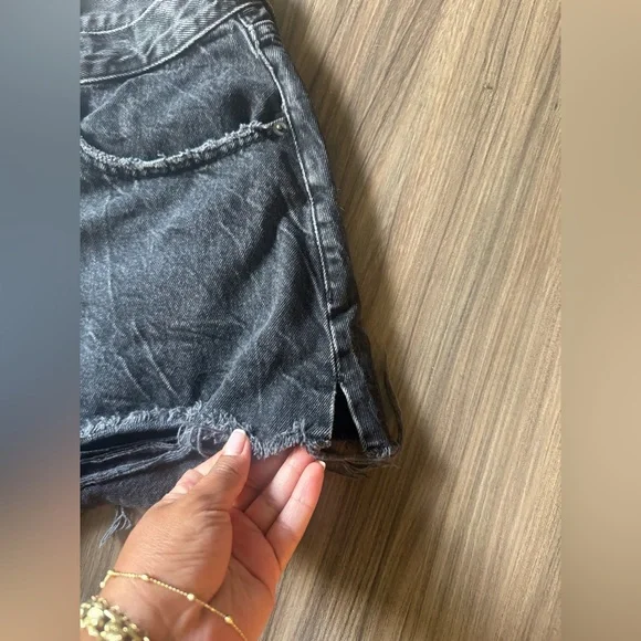 Abercrombie & Fitch • Curve Love - The Boyfriend Short - Mid Rise - 3” Inseam - Picture 2 of 6